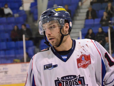Le défenseur Tommy Lafontaine a été blessé au visage après avoir été durement frappé à la tête. Trois-Rivières le 6 avril 2012. NICOLAS DUCHARME/L'ÉCHO DE TROIS-RIVIÈRES/AGENCE QMI