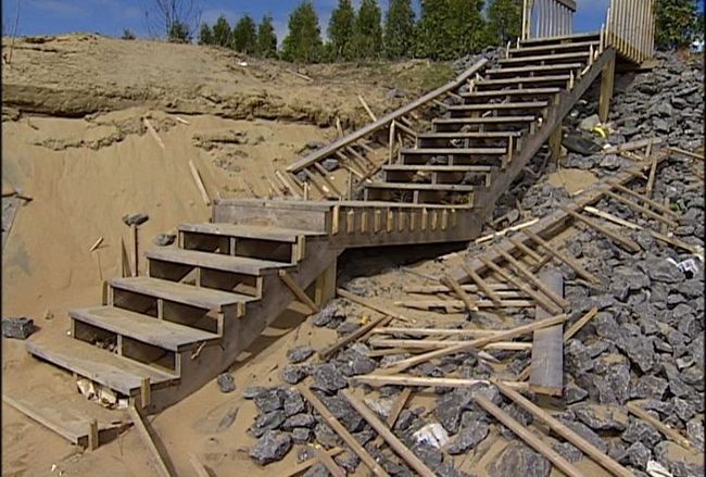 L'escalier de bois qui mène de la résidence pour personnes âgées, à l'arrière du magasin Bureau en gros, a été vandalisé.