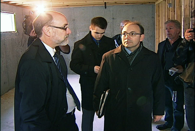 Le député néo-démocrate de Trois-Rivières, Robert Aubin (gauche), et le porte-parole de la Coalition Proprio-Béton, Yvon Boivin (droite), jeudi, dans une résidence touchée par le problème de la pyrrhotite.