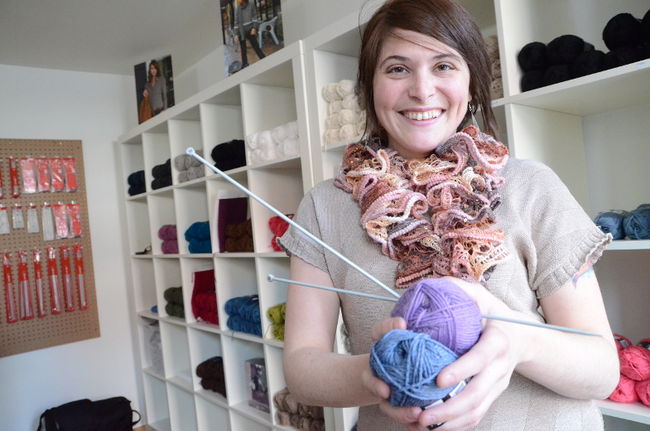 Au premier contact de la laine et des broches à tricoter il y a cinq ans, jamais Évelyne Boutet ne se serait doutée que cette nouvelle passion la pousserait un jour à créer sa propre entreprise dans le domaine.
