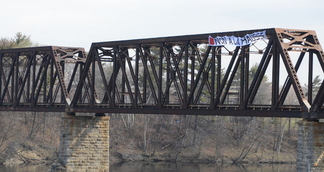 Une banderole géante a été installée sur le pont du Canadien Pacifique qui enjambe la rivière St-Maurice à Trois-Rivières. Celui-ci est voisin de l’autoroute 40.