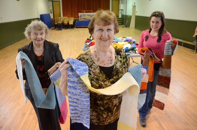Jocelyne Bronsard (à l’avant-plan), Noëlla Baribeau (à gauche) et Lisa-Marie Brouillette (à droite) s’affaireront à assembler toutes les sections du foulard géant qui sera exposé lors de la Fête de la famille le 27 mai sur les terrains de l’école secondaire Le Tremplin à Sainte-Geneviève-de-Batiscan.