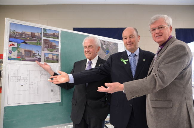 Le nouveau centre multifonctionnel du secteur Pointe-du-Lac accueillera, entres autres, un gymnase de boxe et les locaux des scouts. Un projet qui favorisera la jeunesse selon Jean-Paul Diamond, Yves Lévesque et Michel Veillette.