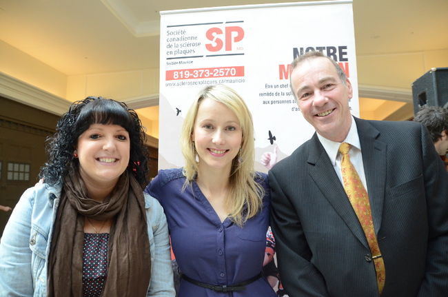 La présidente d'honneur de la Marche, Catherine Brisson, pose en compagnie de la coordonnatrice aux événements spéciaux de la Société, Marianne Dorval (G) et du président du conseil d'administration de la section Mauricie de la Société canadienne du cancer, Serge Lafrenière.