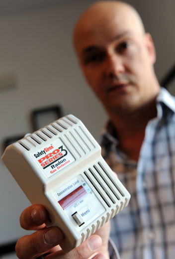 Les détecteurs de radon sont de petits appareils qui doivent être placés dans les pièces à risque pendant une certaine période de temps.