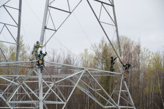 Vingt-cinq équipes travaillent au projet de reconstruction de la ligne d'Hydro-Québec depuis janvier.