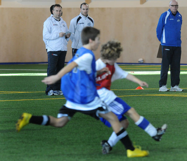 Les jeunes joueurs de soccer de la Mauricie pourront profiter des conseils du personnel de l'Académie de l'Impact, dont Philippe Eullafroy et Olivier Brett font partie.