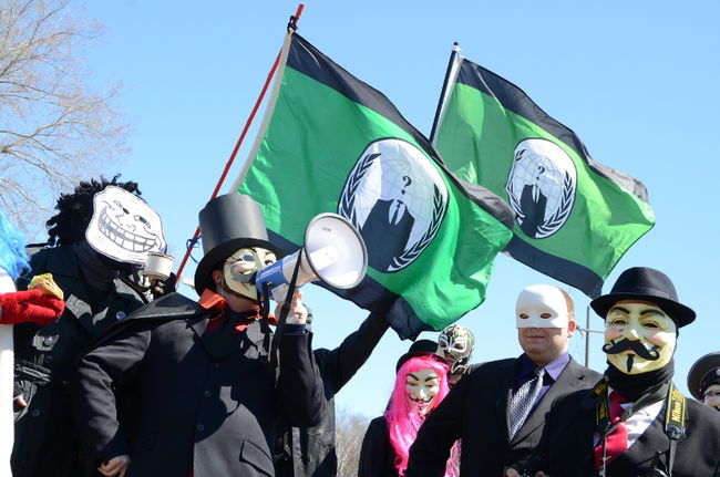 La presque totalité des manifestants se réclamaient du mouvement Anonymous. Ils n’ont pas hésité à célébrer la fermeture du centre de désintoxication Narconon Trois-Rivières.