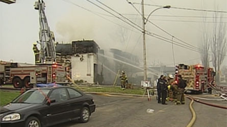 La résidence Arcand, du secteur Cap-de-la-Madeleine à Trois-Rivières, a été la proie des flammes, mardi matin.