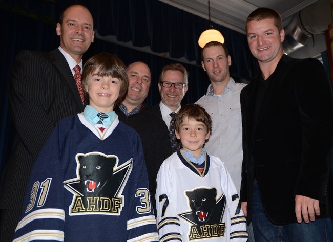 Les jeunes Alexandre Marchand et Justin Saint-Louis seront parmi les premiers joueurs du programme de hockey du CMI. Ils sont entourés de Denis Francoeur, Pierre Michaud, Réjean Lemay, Sébastien Lemay et Marc-André Bergeron.