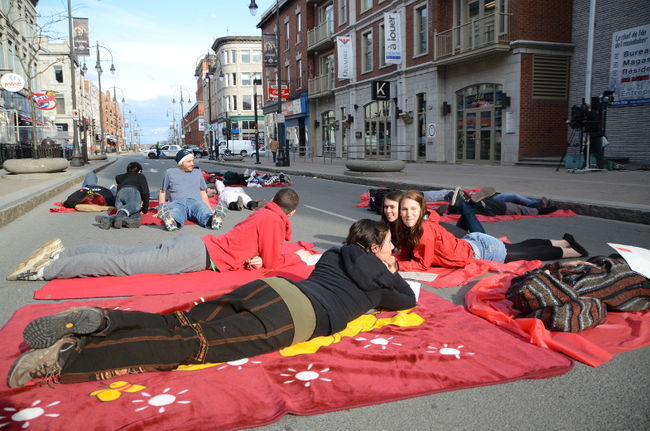 Une quinzaine d’étudiants se sont couchés sur la rue des Forges en fin d’après-midi mercredi pour protester contre la hausse des frais de scolarité.