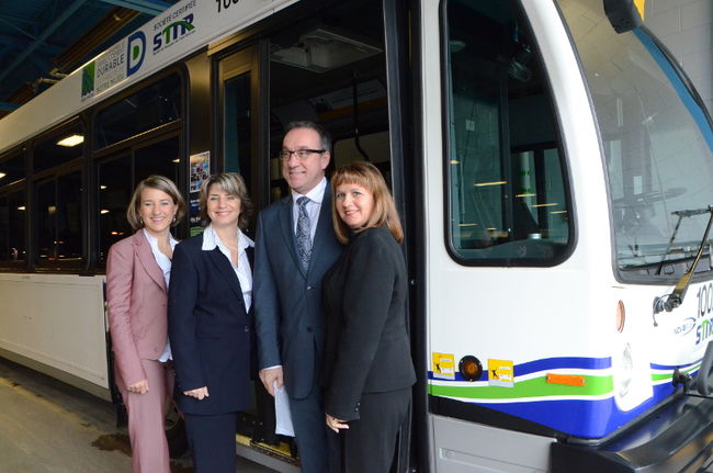 Jeanne Charbonneau, directrice générale de Roulons Vert et Vire-Vert, la députée provinciale de Trois-Rivières Danielle St-Amand, le directeur général de la STTR, Guy de Montigny et la conseillère municipale Ginette Bellemare.