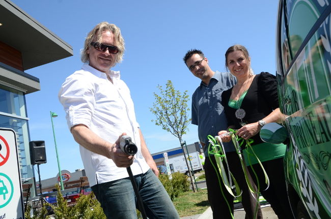 Guy Marcotte, David Poirier et Suzanne Marcotte sont les créateurs de la nouvelle station-relais Puissance verte, qui vise à créer un lieu intéressant où les propriétaires de voitures électriques peuvent recharger leur pile tout en se relaxant.