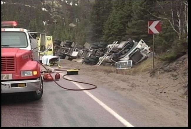 Une sortie de route a fait un blessé grave, hier sur la route 389 au nord de Baie-Comeau. Le conducteur d'un camion lourd originaire de Trois-Rivières est demeuré coincé près de cinq heures à l'intérieur de sa cabine.