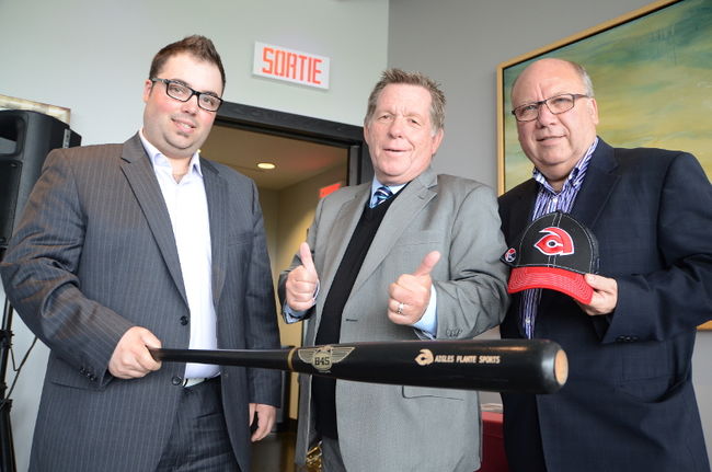 Le président de la LBJEQ, Rodger Brulotte, entouré du président des Aigles de Trois-Rivières, Réal Lajoie, et du Vice-président des opérations baseball, marketing et communications, Frédéric Lajoie.