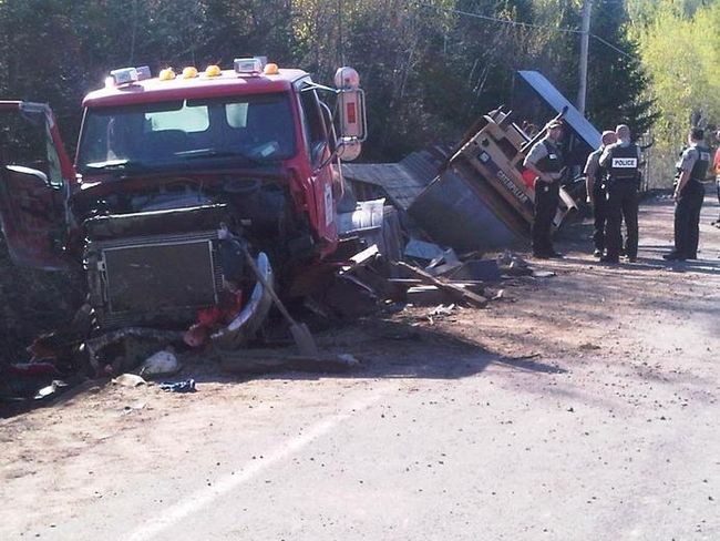 Le conducteur du camion a été conduit à l'hôpital, mais il ne serait pas blessé gravement.