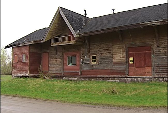 Le couple qui en est maintenant le propriétaire a entrepris de rénover la gare construite en 1877 pour la déménager un peu plus loin des rails, et l’habiter.