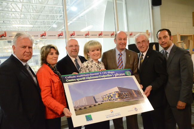 Michel Morin, président du conseil d’administration du Centre sportif Alphonse-Desjardins (CSAD), Danielle St-Amand, députée de Trois-Rivières, Yvon Lemire, président du conseil des commissaires de la commission scolaire Chemin-du-Roy, Julie Boulet, députée de Laviolette et ministre responsable de la région, Yves Lévesque, maire de Trois-Rivières, Jean-Paul Diamond, député de Maskinongé, et Jean-François Picard, directeur général du CSAD.