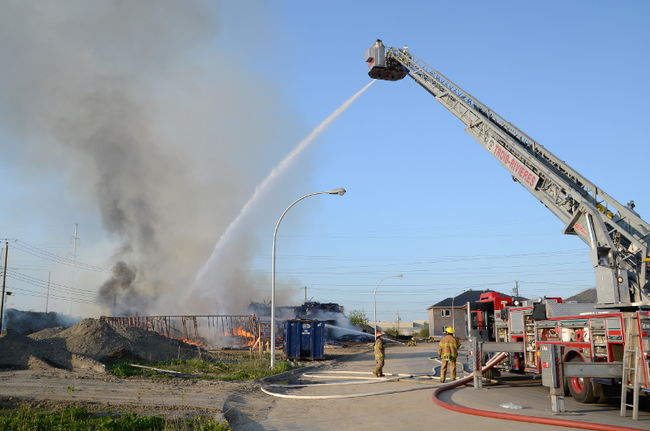 Malgré l'intervention des pompiers, les deux immeubles n'ont pas résisté à l'intensité des flammes.