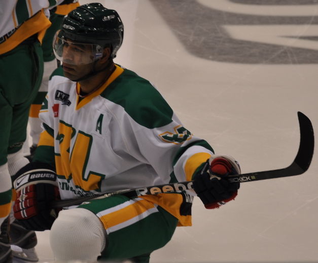 <p>Saint-Georges de Beauce, le 22 novembre 2010 - L'ancien joueur de la LNH, Donald Brashear, poursuit sa carriere dans la Ligue nord-américaine de hockey avec le 3 L de Riviere-du-Loup. Il disputait son premier match dans l'uniforme de sa nouvelle équipe, vendredi dernier, à Saint-Georges de Beauce.</p><p>Crédit : Louis Deschènes/Agence QMI