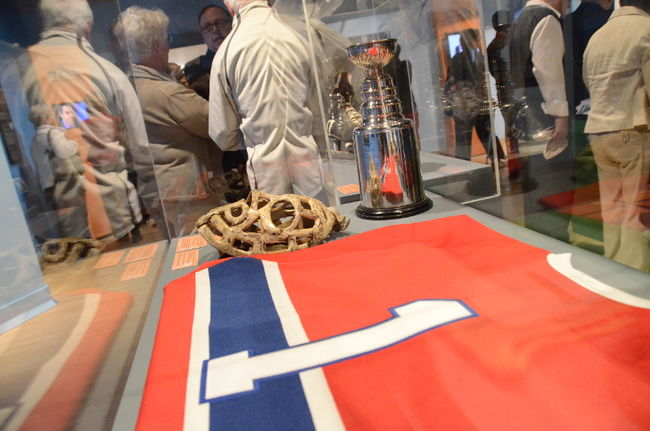 Une multitude d'objets ont été amassés pour permettre la tenue de cette exposition, dont une Coupe Stanley miniature ayant apartenue au gardien de but Jacques Plante.