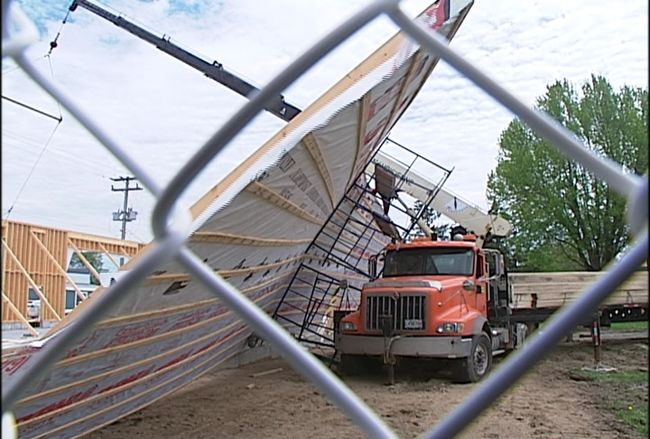 Une structure en construction s'est affaissée vendredi, à Bécancour.