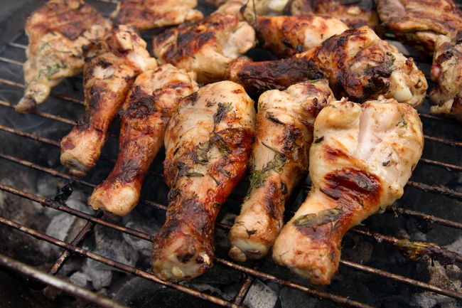 Remplacer la viande rouge par d’autres sources de protéines représente une excellente façon de profiter du BBQ tout en
minimisant ses risques sur la santé. La volaille représente une solution de rechange très intéressante.