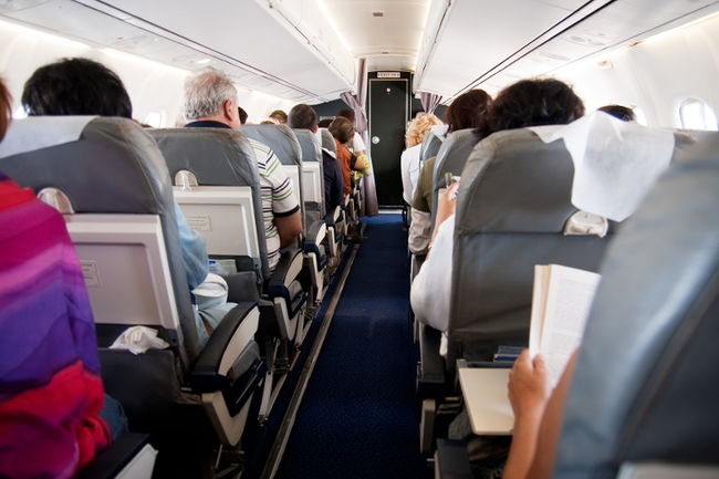 Lorsque vous prenez l’avion, choisissez un siège du côté de l’allée. Vous pourrez plus facilement vous lever et allonger vos jambes.
