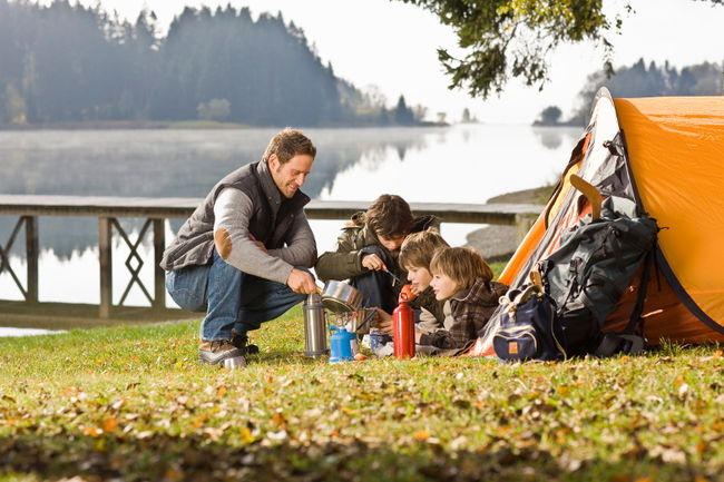 Le camping est une solution raisonnable pour partir en vacances en famille. Il existe de nombreux terrains de camping près de Montréal. 
