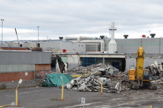 Le terrain de l'usine Aleris devra être nettoyé avant que le démolition de la bâtisse ne puisse être complétée.