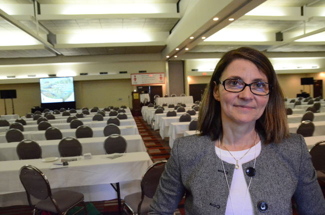 Lise Côté, directrice de la recherche à la Fédération des travailleurs et travailleuses du Québec, devant la salle où Michel Arsenault et Dominic Champagne ont donné leurs allocutions.