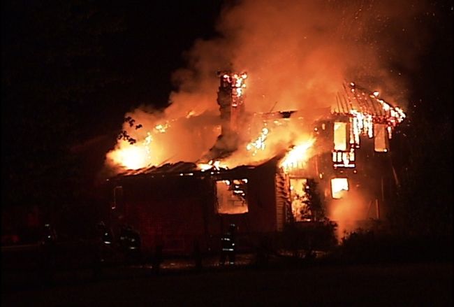 La maison neuve a été complètement ravagé par les flammes. Une voisin a raconté avoir entendu une explosion avant le début du brasier.