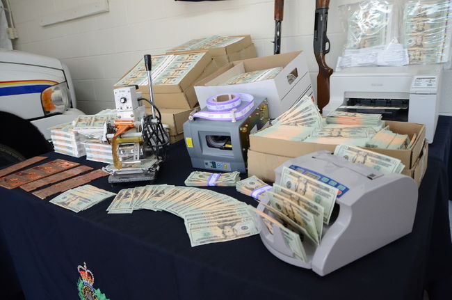 La GRC et les Services secrets américains, en collaboration avec la SQ, ont démantelé une cellule de faux-monnayeurs en menant six perquisitions mercredi, saisissant du matériel de contrefaçon et 949 000 $ en faux billets de 20 $ américains. 