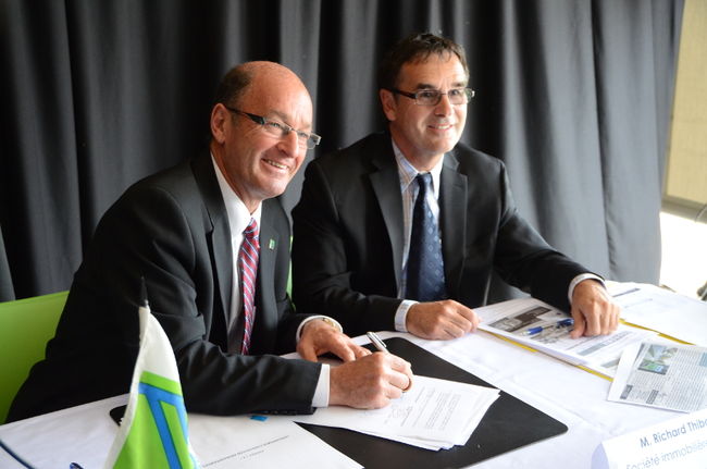 Le maire Yves Lévesque et le promoteur Richard Thibault ont officialisé l’entente qui encadrera le développement résidentiel de Trois-Rivières sur Saint-Laurent au cours des 10 prochaines années.