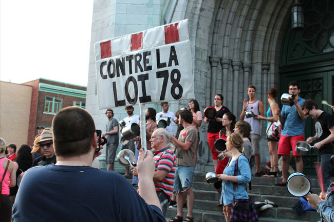 La centaine de manifestants s'opposaient à la loi 78 quand l'accident est survenu.