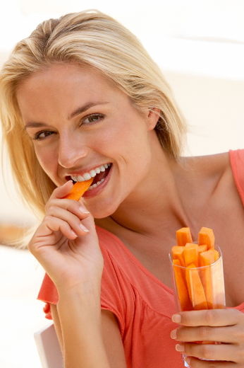 Les personnes qui consomment une plus grande quantité de végétaux contenant des pigments appelés caroténoïdes, comme les carottes, ont un teint plus coloré.