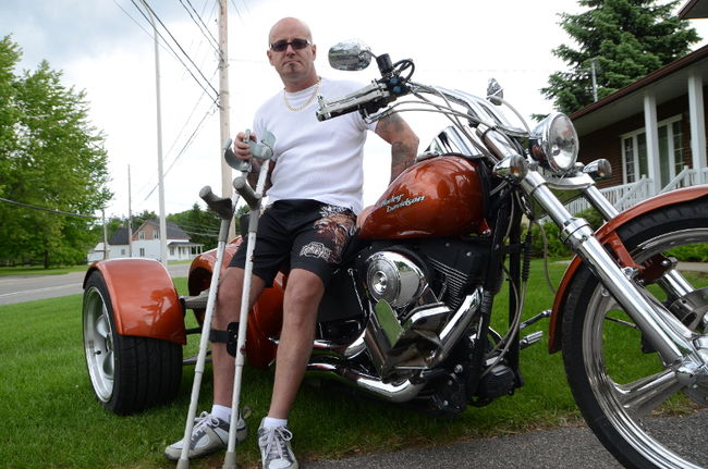 Pas question pour Christian Veillette de conduire autre chose qu’une Harley-Davidson. Heureusement, un ami concessionnaire lui a dégoté et adapté un modèle parfaitement ajusté à ses handicaps. 