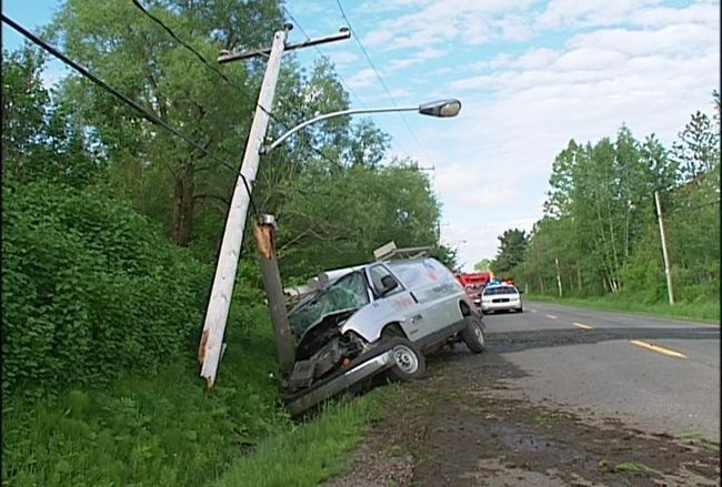Malgré l'état de son camion, le conducteur s'en tire avec des blessures mineures.