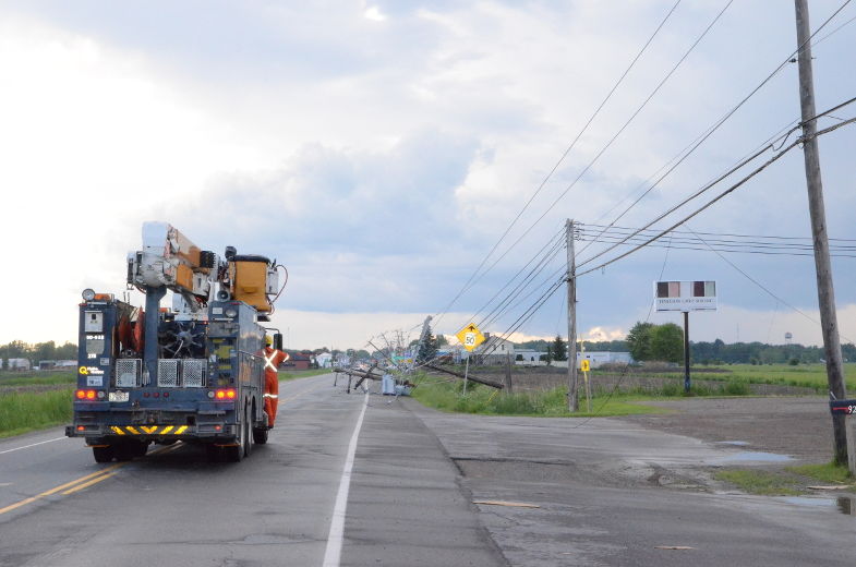 Le vent couche des poteaux à Louiseville