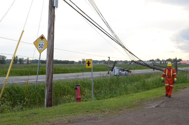 Le vent couche des poteaux à Louiseville