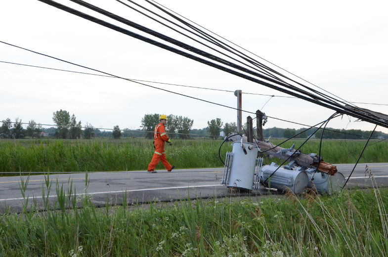 Le vent couche des poteaux à Louiseville