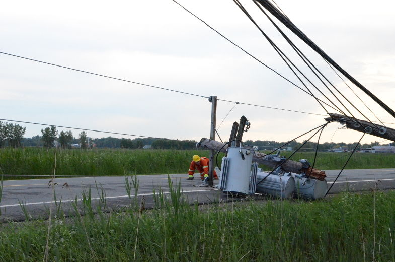 Le vent couche des poteaux à Louiseville