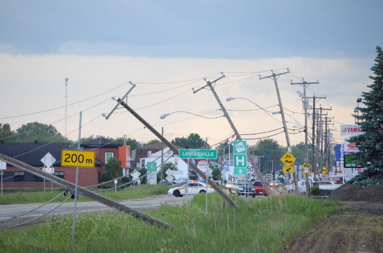 Le vent couche des poteaux à Louiseville