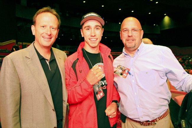 Jean Bédard d’Interbox et Carl Moretti de Top Rank se sont rencontrés à Las Vegas jeudi. Une collaboration entre les deux écuries pourrait permettre à Mikael Zewski de se battre plus fréquemment au Québec.