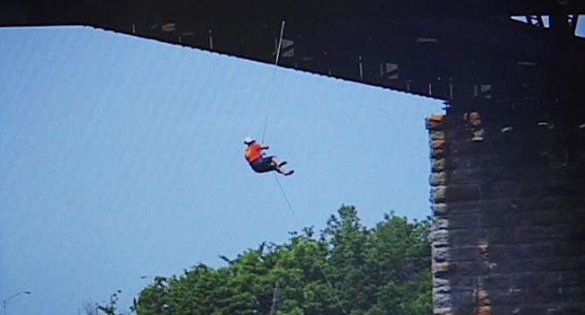 L'activité extrême consiste à se balancer sous une structure, comme dans le cas du pont ferroviaire qui enjambe la rivière Saint-Maurice.