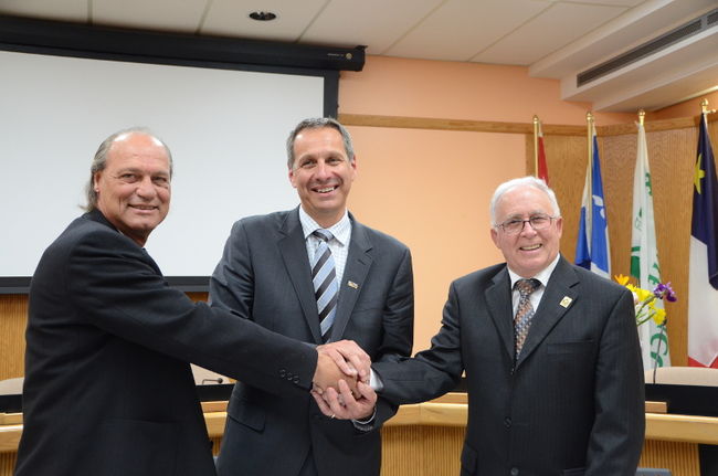 L'Aluminerie ABI fera don de 7,5 millions $ à la municipalité de Bécancour. Son président-directeur général, Pierre Lapointe, est ici entouré de Guy Blanchette et du maire par intérim de la Ville, Fernand Croteau.
