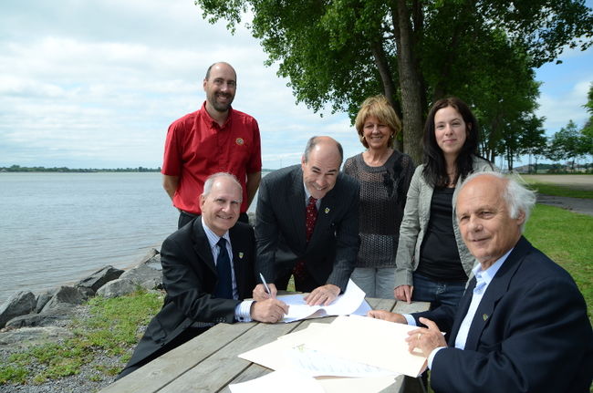 De gauche à droite : Daniel Payette, coordonnateur au Service du partenariat et du soutien au développement universitaire de l’UQTR, Patrick Paré, directeur éducation et conservation au Zoo de Granby, André Gabias, secrétaire général de l’UQTR, Françoise H. Viens, conseillère du district des Vieilles-Forges, Mylène Vallée, directrice du comité ZIP Les Deux Rives, et Jean-Pierre Bourassa, président de la Corporation pour le développement de l’île Saint-Quentin.