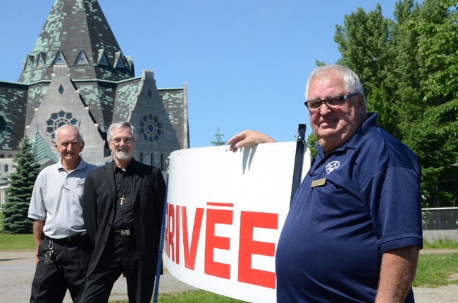 Les canoéiste qui prennent part à la Classique internationale de canots de la Mauricie termineront leur trajet au Sanctuaire Notre-Dame-du-Cap plutôt qu'à l'île Saint-Quentin cette année. Dans l'ordre, Jacques St-Pierre, Guy Guénard et Jacques Bellemare.