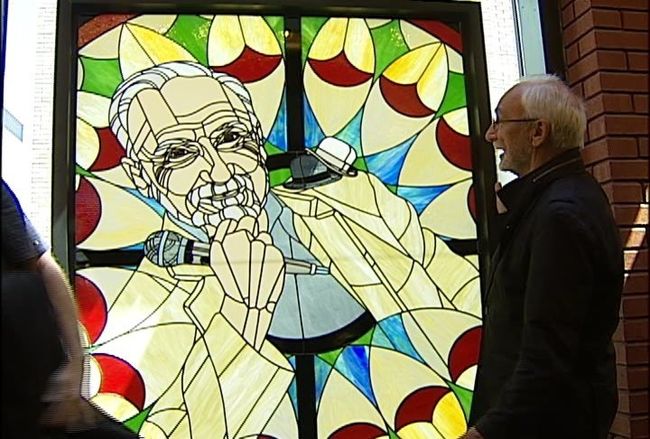 Un vitrail conçu en l’honneur de l’humoriste Yvon Deschamps a été dévoilé, jeudi, à Trois-Rivières.