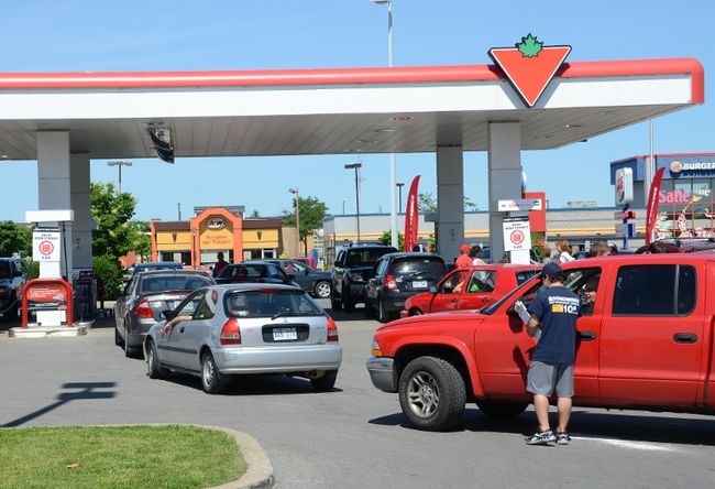Les automobilistes devaient faire la file pour atteindre les pompes à essence.